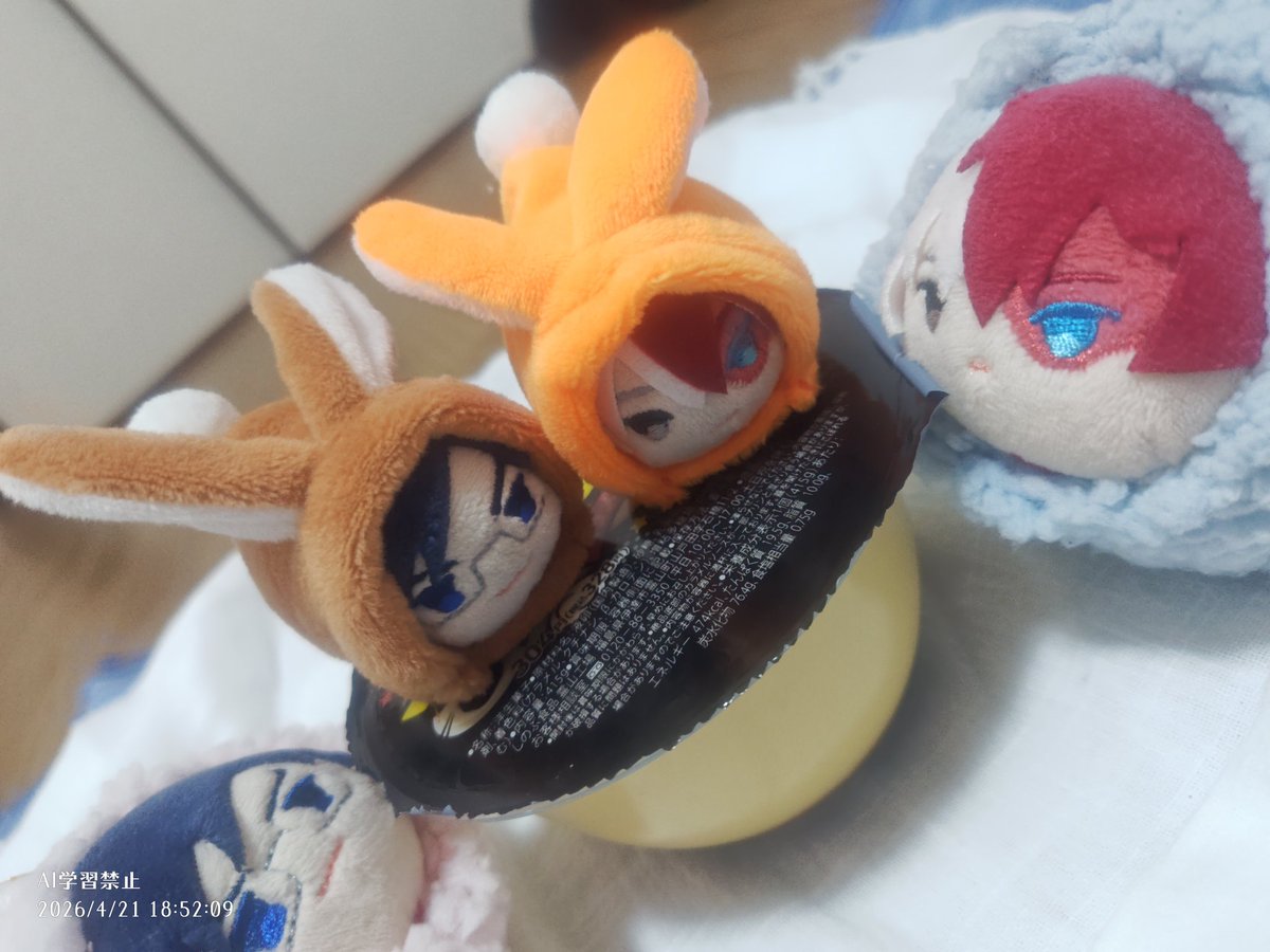 ぷーぷー🐷
ぴーぴー💦
と、毎朝寄るファミマで目が合って、ずっと気になってたの……やっと買ってきた。
カラメルたらん……ってひーひー言いながら食べそうだけど、今から頂きます(笑)

チビにぴき乗るって、どうよ🤭

ブダになるつもりだろう、ブタになるよ、と申してますが、既に🐷だから良い✨