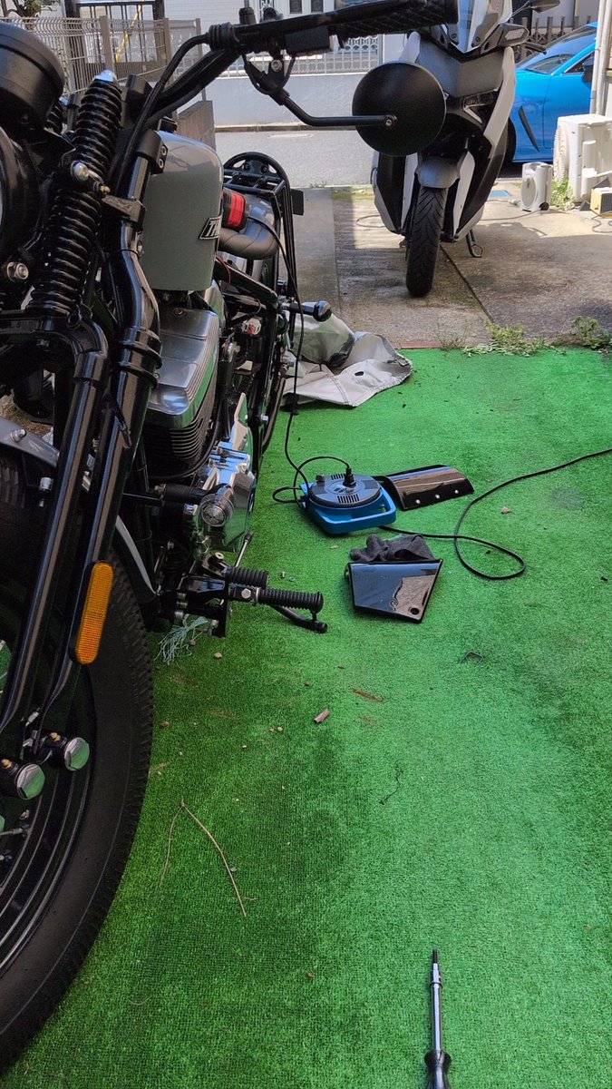 SAMSON2503's tweet photo. まっ乗ることもあるかもなのでバイク2台のバッテリーだけは充電しといた。
いや〜2台共に納車した時に入れたガソリンがまだ残ってます…😥 https://t.co/850kC8YBQN