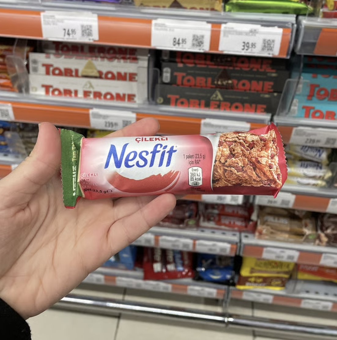 Nestlé tarafından üretilerek sağlıklı bir ürün algısıyla satışa sunulan Nesfit çilekli bar içeriğinde;
Glikoz şurubu,
İnvert şeker şurubu,
Sofra şekeri,
İçeriği beyan edilmeyen aroma vericiler ve %2 oranında kurutulmuş çilek bulunduğu görülüyor.
gidadedektifi.com/gonderiler/det…
