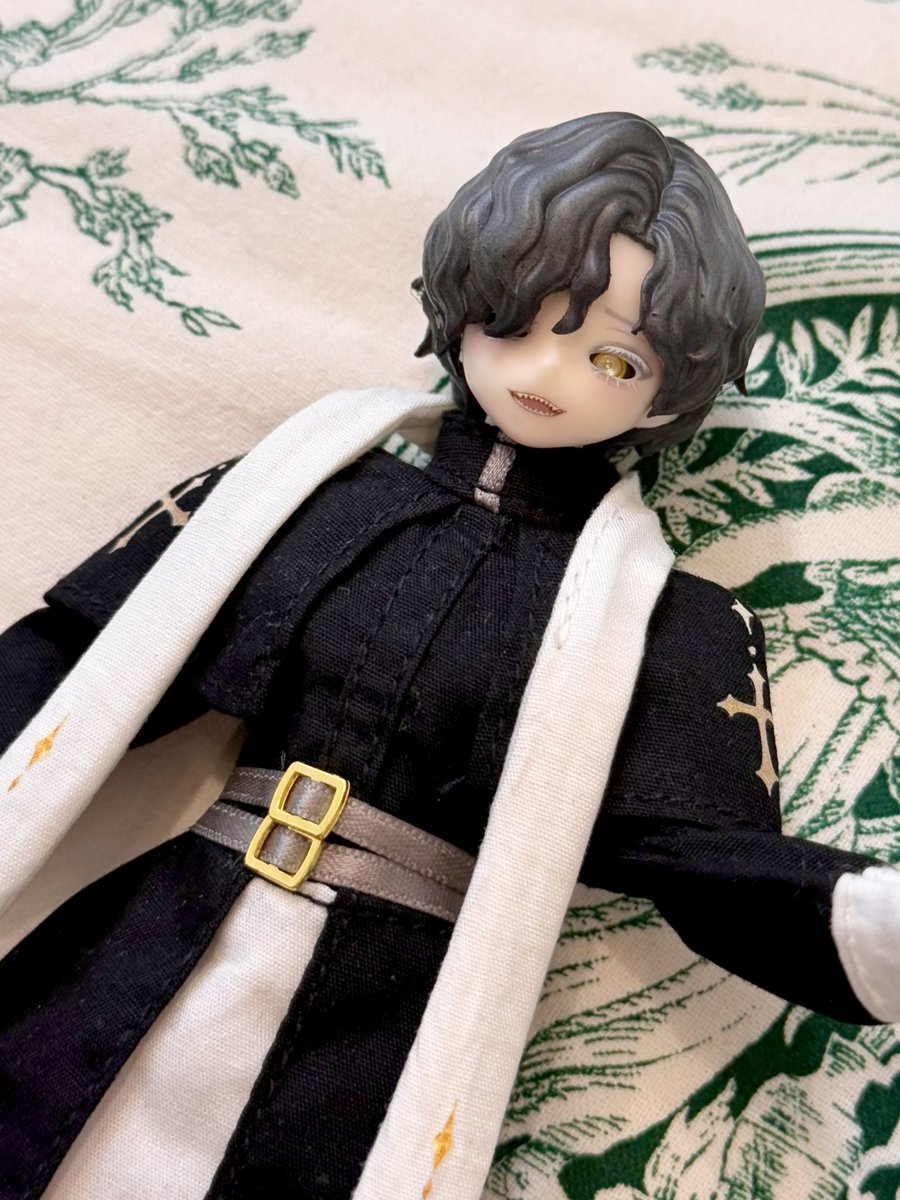 黒目もかっこよ！！

癖っ毛、髪グレーにしたら神父服似合う〜
デフォ服もたまに着せたくなる

#シチリア
#シチリアの追憶
👀<a href="/ToyboxMzgk/">めだまや®</a>