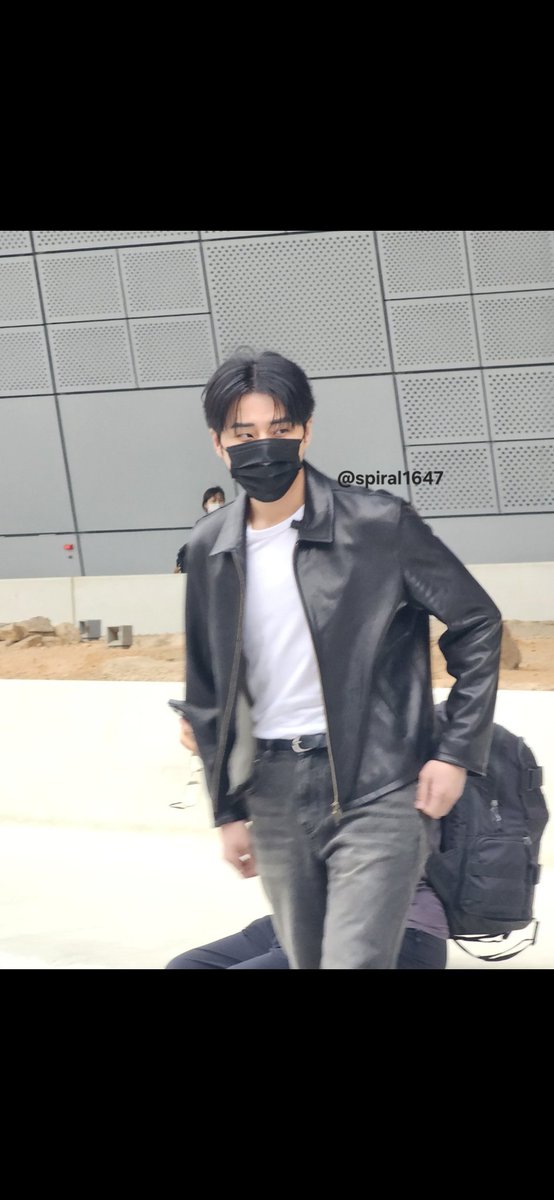 친한언니가 영현이 봣다고 사진 보내줫어요
실시간은 당연히 아니고요
유튜브 촬영 같앗대요
프랭크 프로젝트 2인듯!!!!!!