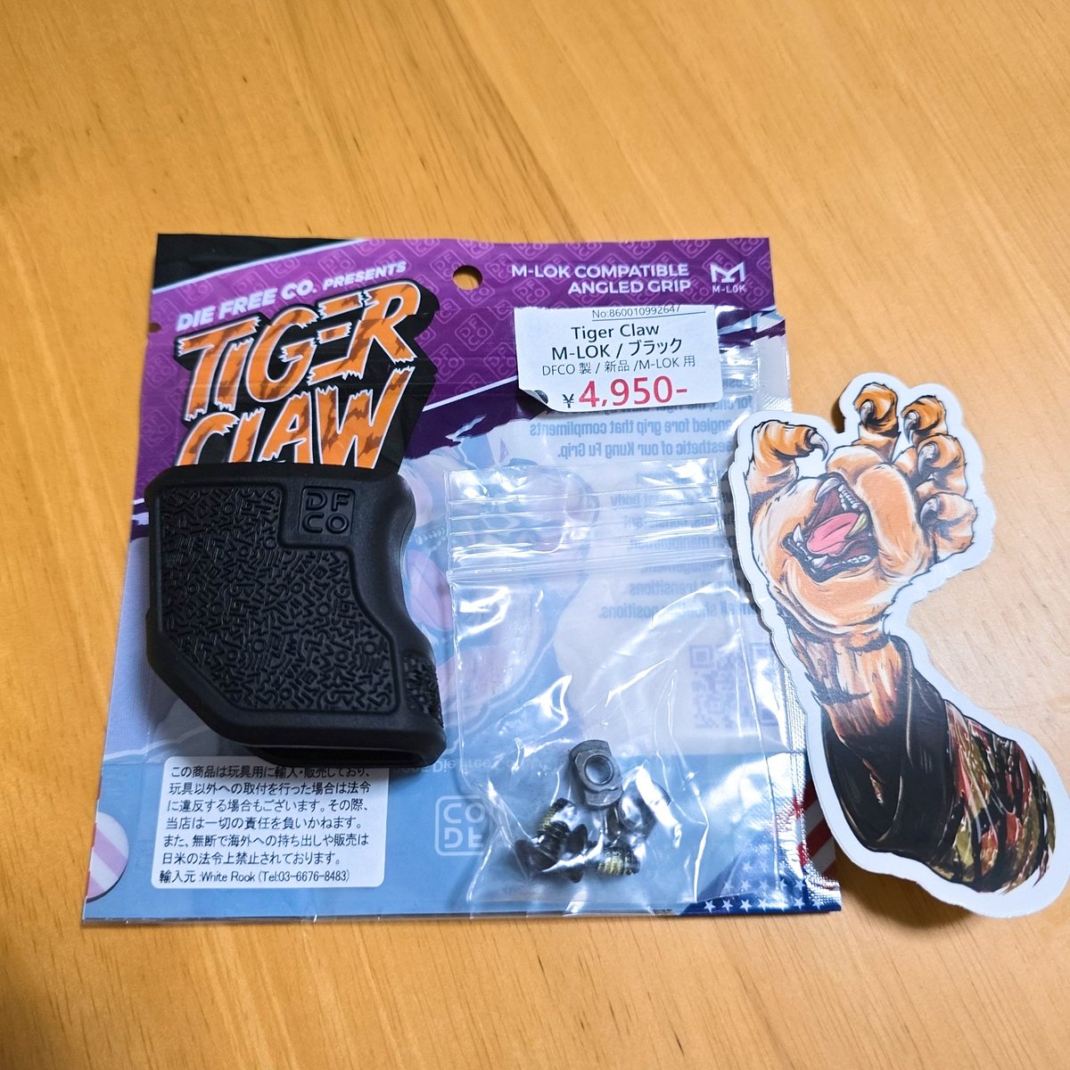 sicket_monster's tweet photo. #ミリタリー物販

実物 DFCO Tiger Claw グリップ M-LOK Black

新品購入で開封のみです。
3,900円+レタパ代 https://t.co/JN59Kpf0ju