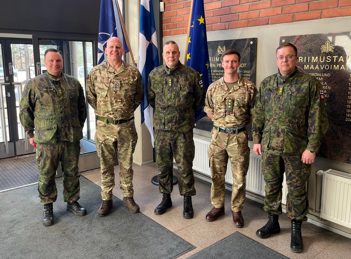 MaasotaK's tweet image. 🇬🇧🇫🇮 MAASKJOHT ev Hänninen ja UK:n sotilasasiamies everstiluutnantti David Hirsh keskustelivat mahdollisista koulutuksen, harjoitusten ja tutkimusten yhteistyömuodoista. 🤝
#Strongertogether