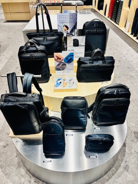 VictorinoxJp's tweet photo. #ビクトリノックス #ONE福岡ビル 店では、フレッシュ��タートキャンペーン を開催中!

税込27,500円以上のビジネスバッグまたはスーツケースをご購入いただいたお客様に、『レザーポーチ付きマルチツール（クラシックSD）』をプレゼント!

GWのご旅行準備は、ぜひビクトリノックスで！#victorinoxstore https://t.co/tXYRYyUk0S