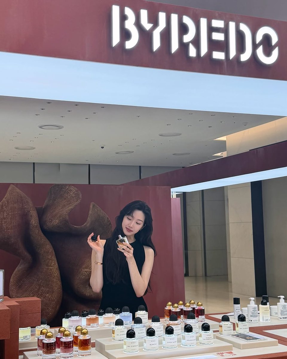 [PPP]
PEAK J Pick Photo 📸 

바이레도와의 캠페인 화보에 이어, 팝업 현장에서 포착한 배우 문가영의 🖤❤️ 향기로운 순간 공유합니다 ✨ 
📍바이레도 발 다프리크(BAL D’AFRIQUE) 더현대 서울

#문가영 #MUNKAYOUNG