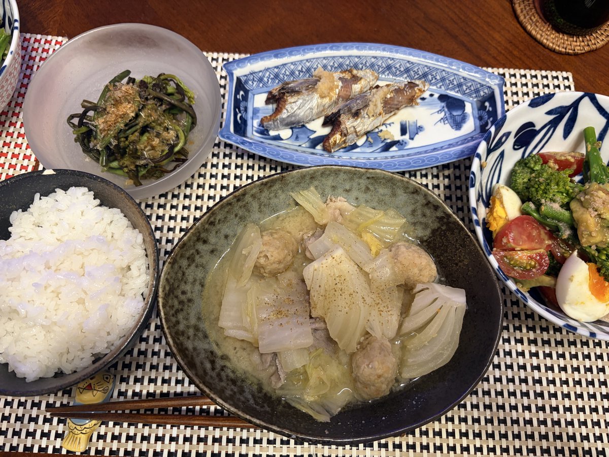 ミニブロッコリー🥦のサラダ🥗

わらびのめんつゆ和え

鮭のハラモ

鶏団子と豚肉と白菜の味噌煮

土鍋ご飯🍚

いただきます🙏✨
