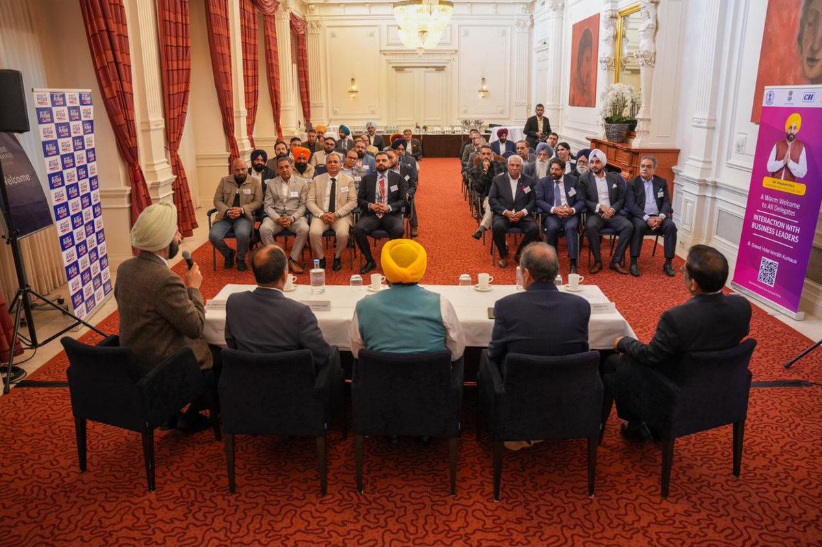 ਨੀਦਰਲੈਂਡ ਵਿਖੇ ਪੰਜਾਬੀ ਭਾਈਚਾਰੇ ਦੇ ਨੁਮਾਇੰਦਿਆਂ ਨਾਲ ਮੁਲਾਕਾਤ ਕੀਤੀ, ਜਿਨ੍ਹਾਂ ਨੂੰ ਮਿਲਕੇ ਬੇਹੱਦ ਖੁਸ਼ੀ ਹੋਈ।

ਉਨ੍ਹਾਂ ਨੂੰ ਪੰਜਾਬ ਸਰਕਾਰ ਵੱਲੋਂ ਸੂਬੇ ਵਿੱਚ ਕੀਤੇ ਜਾ ਰਹੇ ਲੋਕ-ਪੱਖੀ ਕੰਮਾਂ ਬਾਰੇ ਅਤੇ ਰੰਗਲਾ ਪੰਜਾਬ ਬਣਾਉਣ ਦੇ ਮਕਸਦ ਬਾਰੇ ਜਾਣੂ ਕਰਵਾਇਆ। ਇਸ ਦੇ ਨਾਲ ਹੀ, ਸੂਬੇ ਵਿੱਚ ਕੀਤੇ ਗਏ ਸੁਧਾਰਾਂ ਅਤੇ ਸਿੰਗਲ ਵਿੰਡੋ ਸਿਸਟਮ