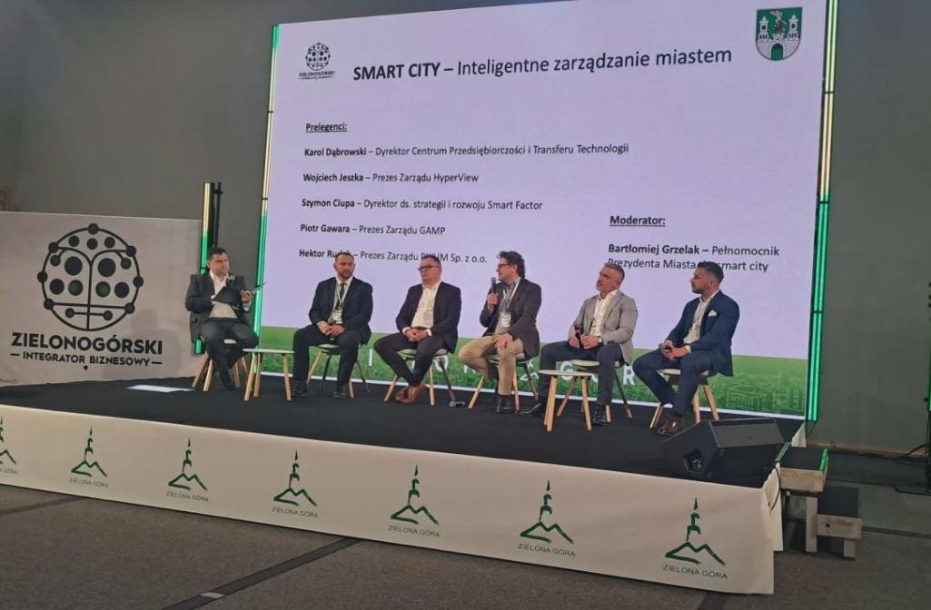 HyperView_GL's tweet image. Konferencja „#SMARTCITY – miejskie rozwiązania przyszłości” to zdecydowanie jedno z tych wydarzeń, które zostają w głowie na dłużej.
Nie tylko ze względu na tematykę, ale przede wszystkim przez poziom rozmów i konkret, który wybrzmiał zarówno na scenie, jak i poza nią.