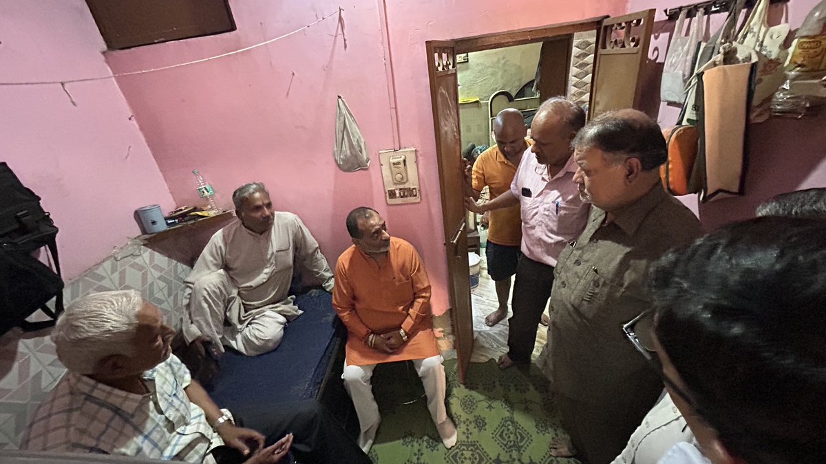 AjayMahawarBJP's tweet photo. आज अपनी घोंडा विधानसभा में जहां भी गमी की सूचना मिली वहां जाकर परिवार से मिला व उन्हें सांत्वना देकर उनका हौसला बढ़ाने की कोशिश की।
 
@BJP4India @BJP4Delhi https://t.co/g2KF4mlc4j