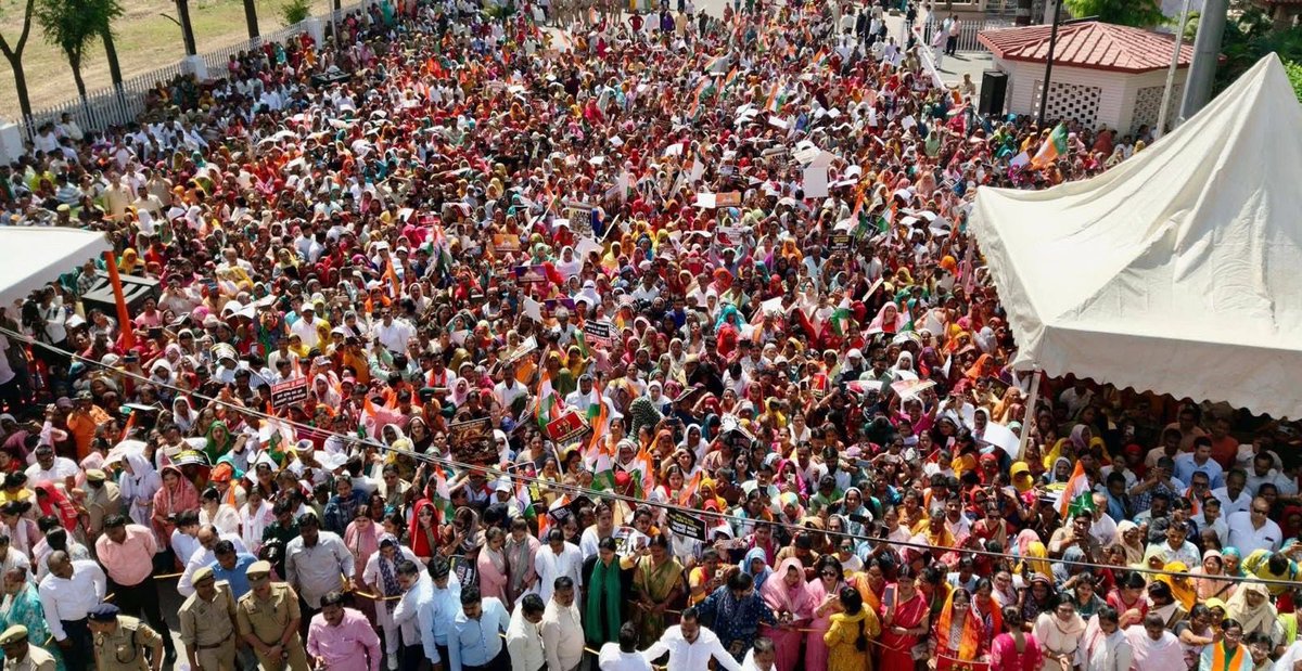 लखनऊ की धरती पर आज महिलाओं के सम्मान और अधिकारों की आवाज़ बुलंद हुई। उत्तरप्रदेश सरकार में कैबिनेट मंत्री श्री <a href="/AnilKumarMZN/">ANIL KUMAR</a> जी ने महिला विरोधी कांग्रेस और इंडी गठबंधन के खिलाफ आयोजित ‘जन आक्रोश महिला पद यात्रा’ में भाग लेकर सभा को संबोधित किया और महिलाओं के हक़ में राष्ट्रीय लोक