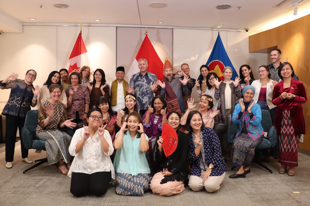 CanEmbIndonesia's tweet image. Kartini’s legacy lives on. This #KartiniDay, we   celebrate Indonesia’s diversity through traditional clothes while uplifting   women and girls and the power of education. Canada stands with Indonesia to   advance women’s rights, dignity, and access to justice. #GenderEquality