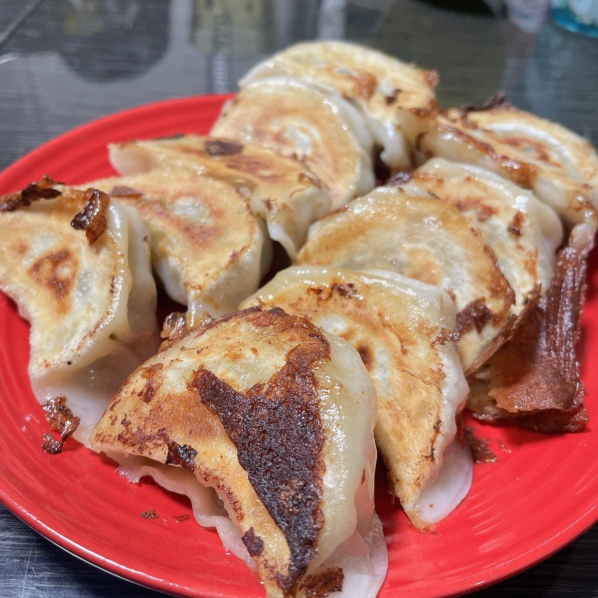 tomochangyoza's tweet photo. 💐母の日に餃子🥟

毎年恒例！大人気の母の日限定セット！
今年も販売開始しました🎁

毎年何あげようか迷ってるけど、お母さんに良いものプレゼントしたい！！
そんな方へ。

今年は餃子・水餃子・春巻のセットで３０００円です！

#母の日
https://t.co/uCwiZVrE9H https://t.co/RKXSC7EfNm