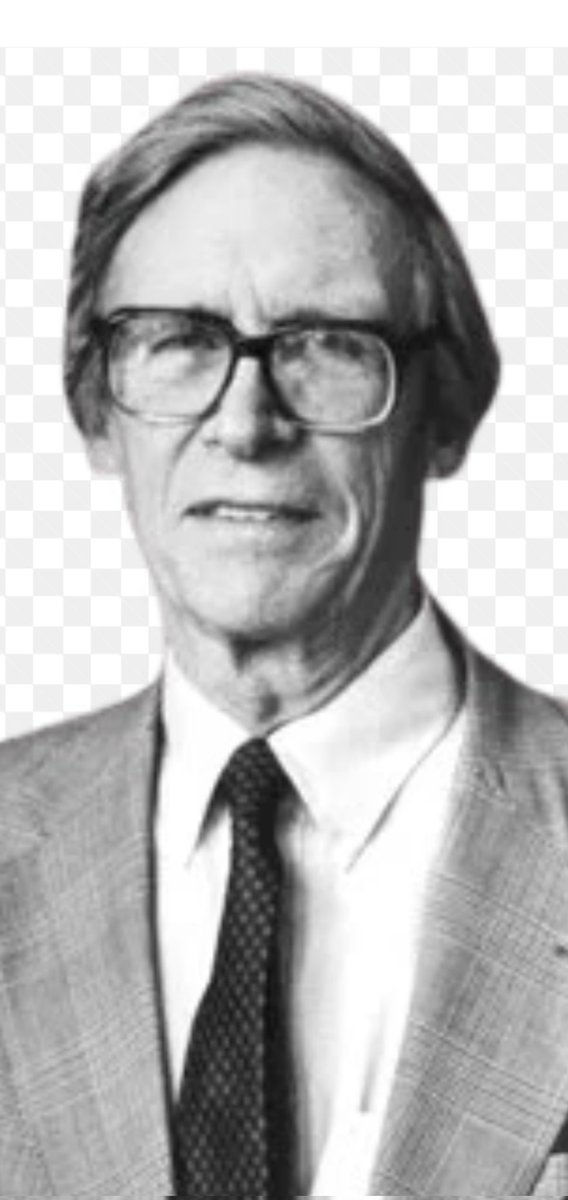 23Rapp's tweet photo. La justicia según Rawls, Alexy y Raz. 

1. John Rawls – Justicia como equidad (justicia distributiva)
Enfoque: Liberal-igualitario y contractualista.
Idea central: La justicia es la primera virtud de las instituciones sociales. 
Se define mediante un procedimiento imparcial (posición original + velo de ignorancia).
Principios: Libertades básicas iguales para todos.
Desigualdades solo permitidas si benefician a los más desfavorecidos (principio de diferencia) y bajo igualdad de oportunidades.
Énfasis: Justicia social y redistribución. La sociedad debe corregir la “lotería natural” (talentos, nacimiento).

2. Robert Alexy – Justicia como corrección (no-positivismo discursivo)
Enfoque: Derecho y moral están conectados.
Idea central: Todo acto jurídico (ley o sentencia) pretende ser moralmente correcto. 
El derecho es un “caso especial” del discurso práctico racional.
Herramientas: Principios (ponderables) + reglas.
 Argumentación racional, universalizable y libre.
Énfasis: La justicia se realiza dentro del derecho mediante ponderación y discurso. 
Una ley extremadamente injusta pierde carácter jurídico (fórmula de Radbruch).

3. Joseph Raz – Justicia como ideal moral externo (positivismo excluyente)
Enfoque: Separación conceptual entre derecho y moral.
Idea central: El derecho se identifica por fuentes sociales, no por su justicia. Pretende autoridad legítima (razones de acción que reemplazan las del ciudadano).
Énfasis: Un sistema jurídico puede ser válido aunque sea injusto. 
La justicia sirve para evaluar si debemos obedecerlo, pero no para definir qué es derecho.

Rawls pregunta: ¿Cómo organizar una sociedad justa desde cero?
Alexy pregunta: ¿Cómo hacer que el derecho sea moralmente correcto en la práctica?
Raz pregunta: ¿Qué es el derecho, independientemente de que sea justo?

Los tres coinciden en que la justicia es un ideal fundamental, pero divergen radicalmente en cómo relacionarla con el derecho y las instituciones: Rawls la construye políticamente, Alexy la incorpora al razonamiento jurídico, y Raz la mantiene separada para preservar la autonomía conceptual del derecho.