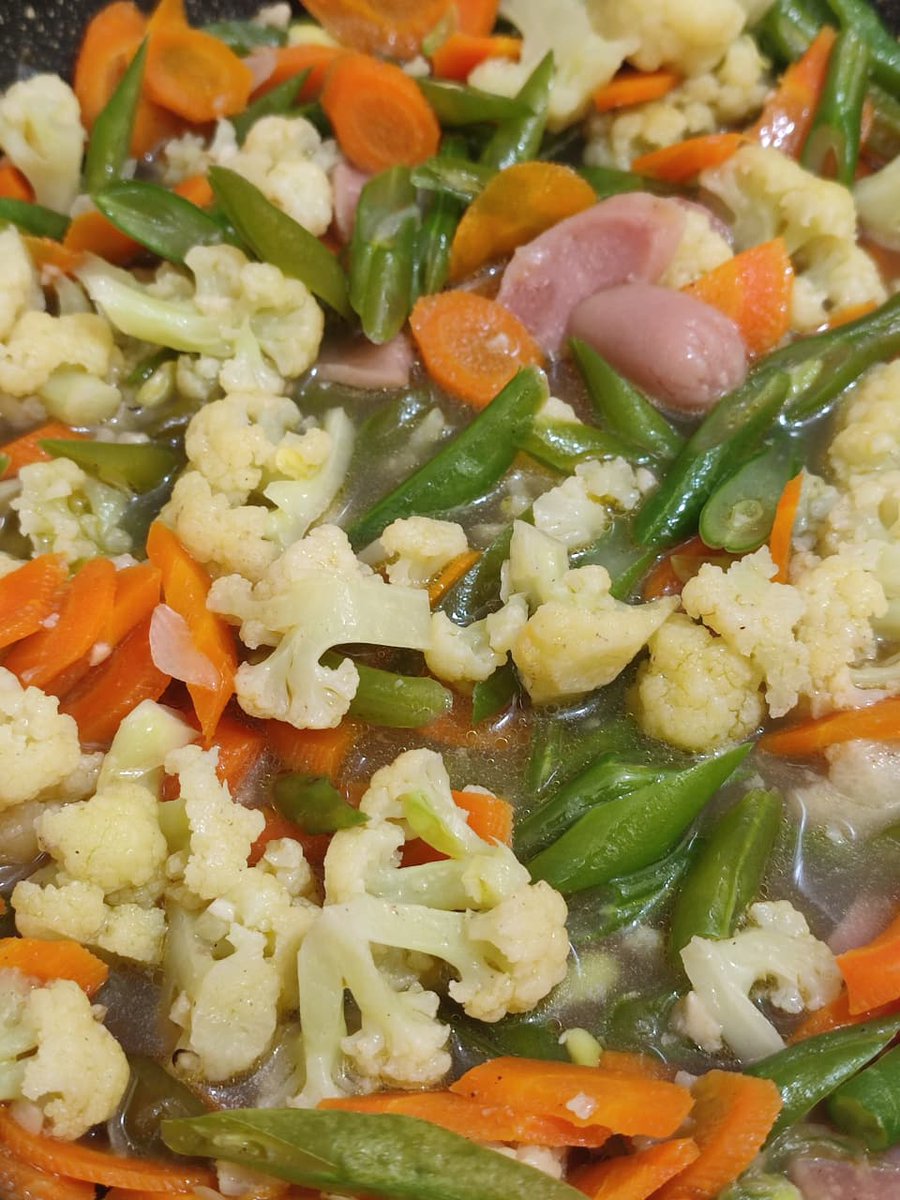 banzar92's tweet image. Selamat makan di siang hari semuanyaa.
apa makanan enak kalian siang ini? 

seperti biasa, aku makan
#MBG (Masakan Bini Gue)

- Ikan Merah Sambel Ijo
- Sayur Campur Tumis