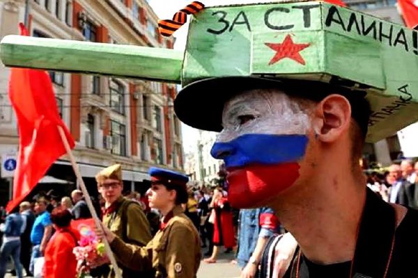 21 апреля, до российского майского Хэллоуина осталось меньше 3 недель. Ни подборки твиттов ватников про подвиг очередного деда, в одиночку убившего лопатой 10 немцев, ни пафосных фильмов по всем каналам, где Безруков один с винтовкой уничтожает армию Вермахта, ни восторженных