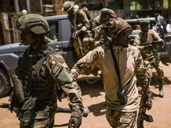 Bebi10fr's tweet photo. 🛑🇨🇩 RDC➡️💥 HAUT-KATANGA | LES FARDC REPRENNENT KONGA 🔥

➡️ Nos Vaillants Léopards #FARDC viennent de Reprendre LE CONTRÔLE TOTAL du Village de Konga, Dans le territoire de #Mitwaba, Après Deux semaines d’occupation et de Pillages par les Miliciens Bakata Katanga de Alias Joseph Kabila et Katumbi.

💥 #BRAVO AUX VAILLANTS LÉOPARDS FARDC Pour cette Démonstration de Force et de Détermination.

🔷 Le Gouverneur A.I, Martin Mazembe, Salue Cette Avancée et Appelle les Populations Déplacées à Regagner leurs Foyers en Toute Confiance.

🔴 LA RÉPUBLIQUE SE RÉTABLIT, VILLAGE PAR VILLAGE. ⤵️ 🛑🇨🇩

[image illustrative]