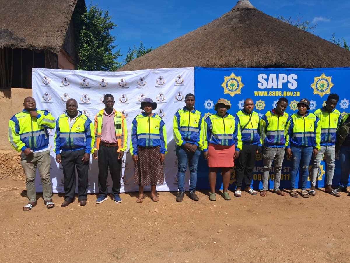 SAPoliceService's tweet image. #sapsLIM #SAPS Saselamani, under the Vhembe District, led by Station Commander, Lt Col Mudau, officially welcomed about 25 new Community Policing Forum (#CPF) members from Ndhavezitha, Hosi HH Mugakula Makuleke, during an engagement held at Makuleke Tribal Offices on Monday,