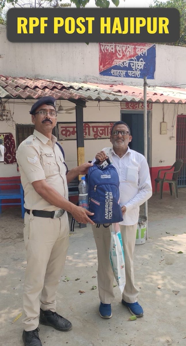 Rpfecrsee1's tweet image. दिनांक-20.04.2026 को #RPF शाहपुर पटौरी के द्वारा गाड़ी संख्या- 04185 DN (आसनसोल समर स्पेशल) में छुटे यात्री के पिट्ठू बैग को #Operation_Amanat के तहत उसके स्वामी को सुपुर्द किया गया |
@RPF_INDIA
@rpfecr