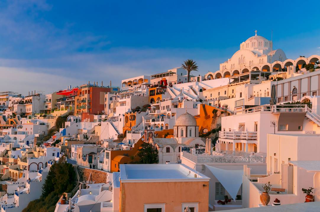 beatrixlrl's tweet image. Chasing sunsets in Santorini  White-washed villages, blue domes, and the Aegean turning gold—today’s view is pure magic. #Wanderlust #SantoriniVibes