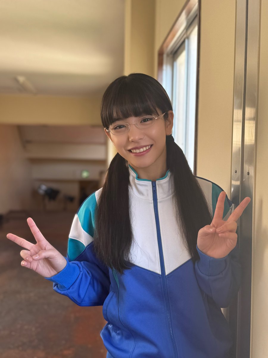 loveletter_mov's tweet photo. カメラに向かって、とびきりのピースを見せてくれた當真さん。

當真さんが本作で演じるのは、少し内気な女子高生のナズナです。

細田佳央太さん演じる信介に出会い、初めての恋に戸惑う彼女。自分の気持ちを言葉にするのが苦手なナズナが、自分の想いと向き合おうとする姿は、誰もが経験したことのある「初恋」の瑞々しさにあふれています。

#人はなぜラブレターを書くのか
大ヒット上映中
#綾瀬はるか #當真あみ #細田佳央太
#菅田将暉 #妻夫木聡 #佐藤浩市
主題歌 #Official髭男dism 「#エルダーフラワー」