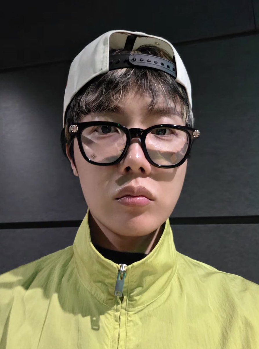 alessan70044313's tweet image. Buongiorno💜 #hobi😘