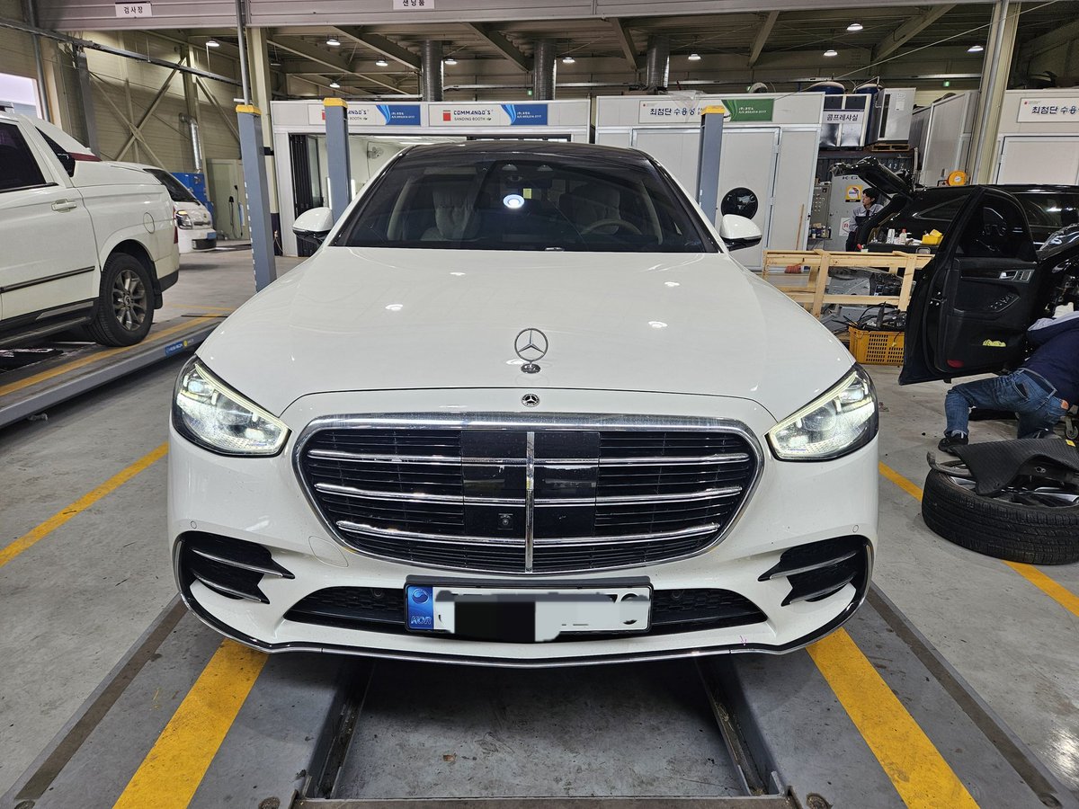 rpm3299's tweet image. 21년식 S500 4MATIC 롱바디 성능점검.

3.0L 직렬 6기통, 435마력의 위엄.

​엔진룸에서 광이 나길래

거울인 줄 알고 얼굴 비춰봤다가

현타 와서 바로 덮음.

​기계는 늙지도 않고 이리 짱짱한데

세월은 나만 정통으로 맞았네..🫠

​#벤츠 #S500 #성능점검 완료✨