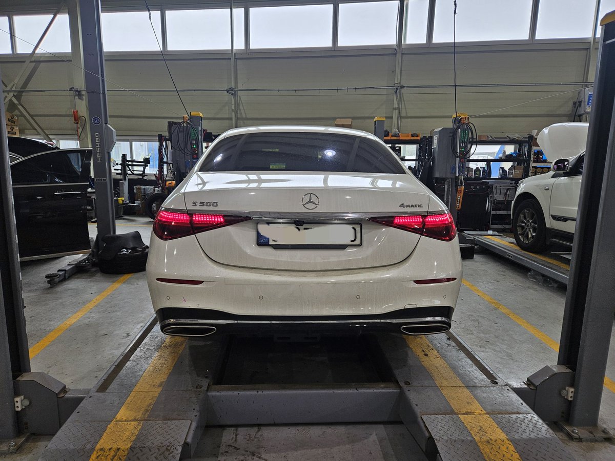 rpm3299's tweet image. 21년식 S500 4MATIC 롱바디 성능점검.

3.0L 직렬 6기통, 435마력의 위엄.

​엔진룸에서 광이 나길래

거울인 줄 알고 얼굴 비춰봤다가

현타 와서 바로 덮음.

​기계는 늙지도 않고 이리 짱짱한데

세월은 나만 정통으로 맞았네..🫠

​#벤츠 #S500 #성능점검 완료✨