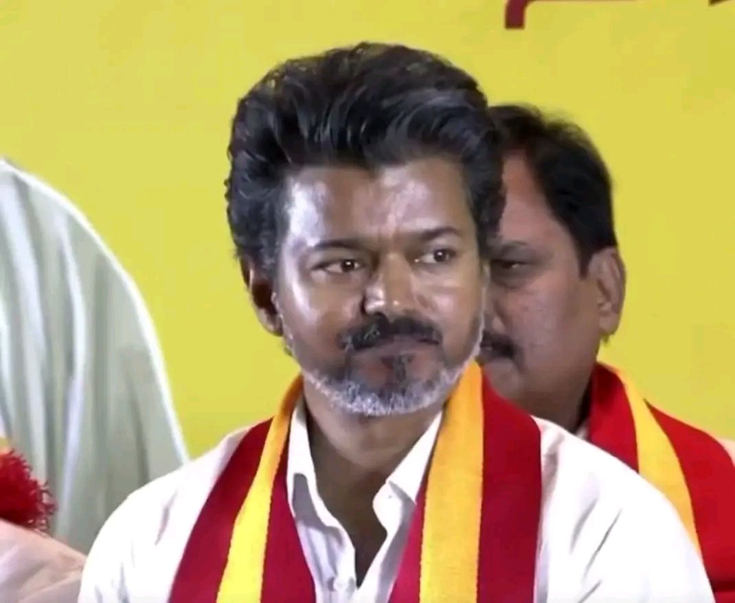 Its__Anu's tweet photo. கரூர் சம்பவத்தால் மனதளவில் பலவீனமடைந்தார்....

நிதியளவில் முடக்க ஜனநாயகம் படம் வெளியிடப்பட்டது....

பலத்தை, தடுக்க SOP கொண்டுவரப்பட்டது....

தன்பக்கம் இழுக்க CBI  அழுத்தம் கொடுக்கப்பட்டது .....

30 வருட மணவாழ்க்கையை முடிவுக்கு கொண்டுவரும் நிலைக்கு தள்ளப்பட்டது .....

இந்த அனைத்து அழுத்தங்களுக்கும் அவருக்கான ஒரே ஆறுதல், 

மக்கள் உடன் இருக்கிறார்கள் என்று தைரியம் மட்டுமே....

அந்த ஒற்றை தைரியத்திற்காக மொத்தத்தையும் கடந்துள்ளார்...

வலிகளை தாங்கும் மனிதனே,

 வாழ்க்கையை உணர்த்தும் தலைவன் ..... !

ஒருமுறை சிந்தியுங்கள் ....!