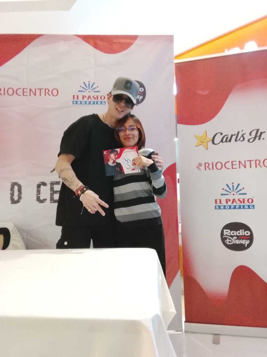chrisveleznews's tweet photo. Christopher junto a una fan en la firma de autógrafos 🇪🇨❤️

©️: kathy_00s

#ChristopherVelez https://t.co/KmseXIv98s