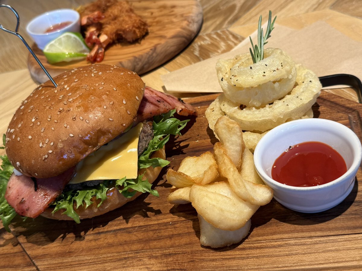 k5tr15tr's tweet photo. 週末パグ連れランチ

犬連れ店内OKでありがたかったし、食事も美味しかった！ https://t.co/Gbjt8HA81e