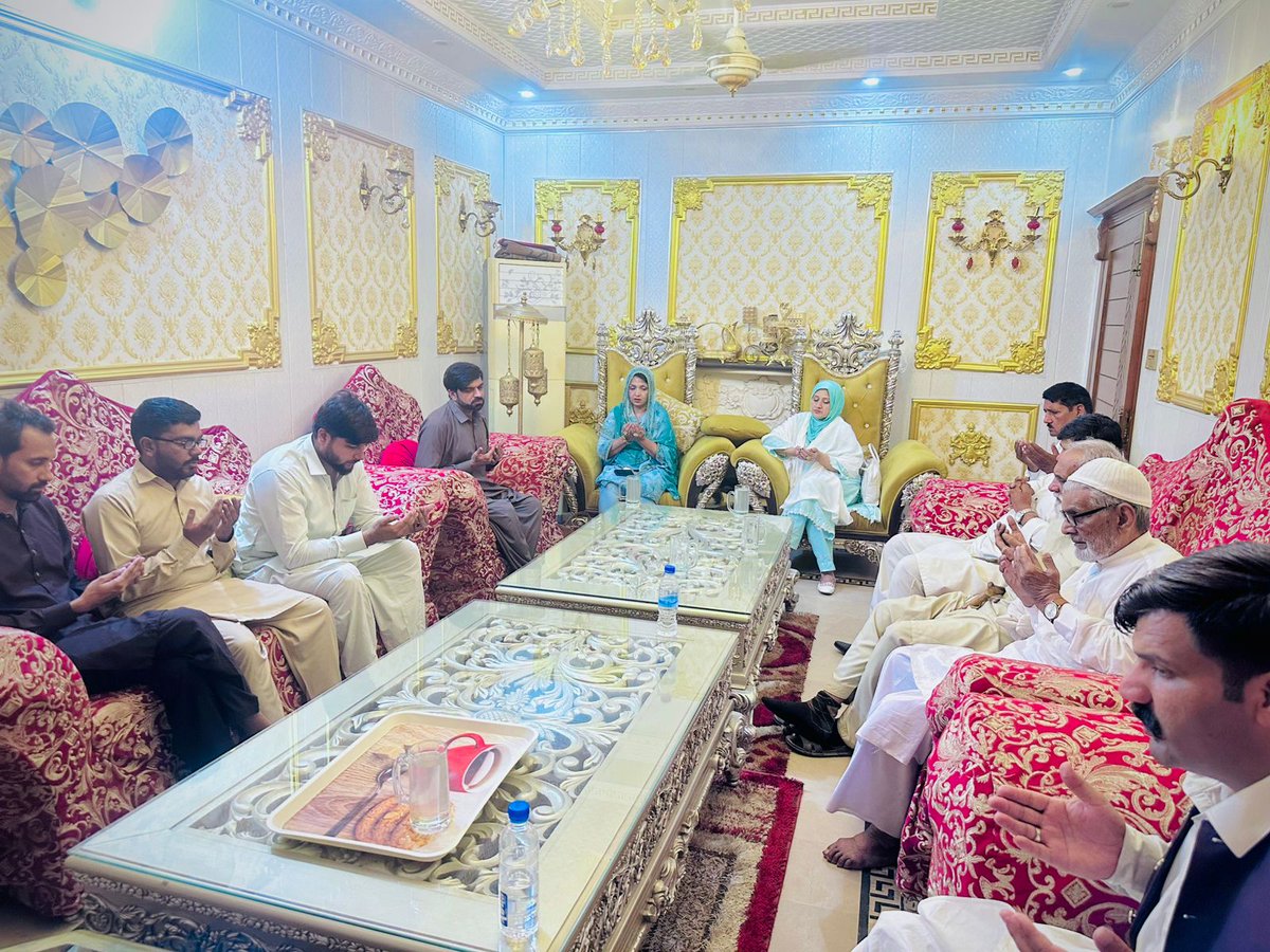 waseemPyolahore's tweet photo. صدر پیپلز یوتھ آرگنائزیشن لاہور ملک یاسر حسین بارا کی والدہ محترمہ کہ انتقال پر اظہار تعزیت کے لیے بارا ہاؤس میں دعائے مغفرت کی۔ 
@MediaCellPPP @PPP_Org @BBhuttoZardari @YasirBara1 https://t.co/keViGowie6