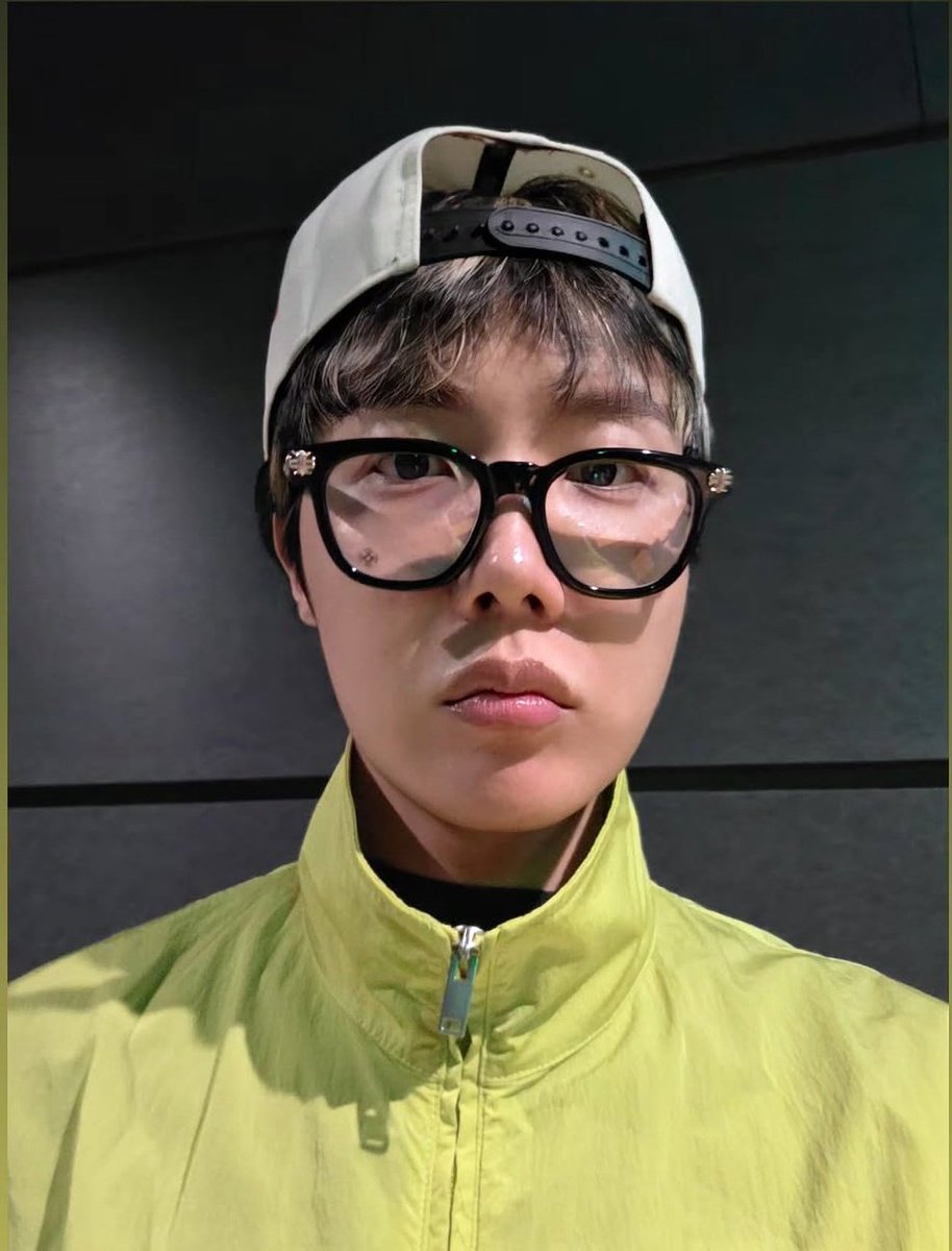 kootiddies03's tweet photo. "Zzzz"??? Hold on did hobi just spoil that they'll be performing One More Night?!?!?!?!??? https://t.co/GtC1IVJKOC