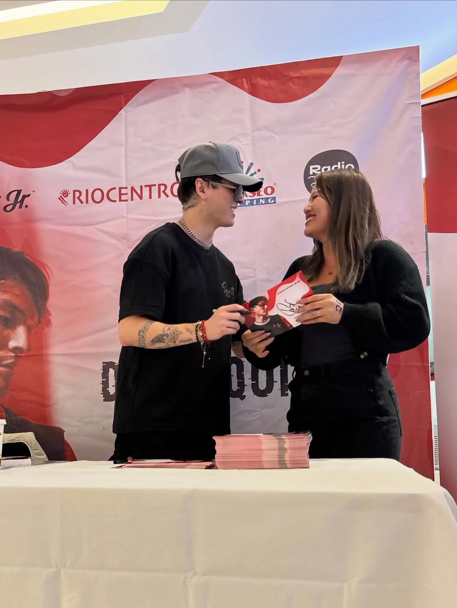 chrisveleznews's tweet photo. Christopher junto a una fan en la firma de autógrafos 🇪🇨❤️

©️: anahiss.z

#ChristopherVelez https://t.co/okyaL69p38