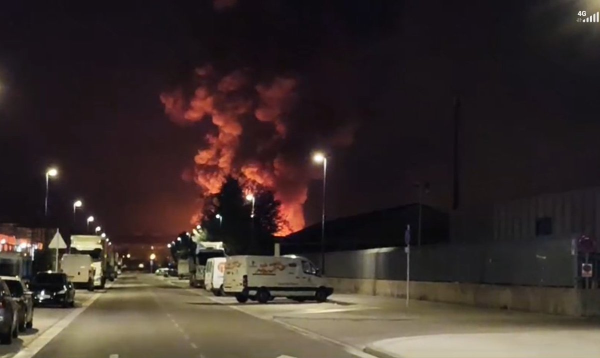 la8burgos's tweet image. #ÚLTIMAHORA 🔴 | Un #incendio calcina de madrugada las cocheras del @Aytoburgos en la carretera de Poza. Hay 39 autobuses afectados y 6 líneas suspendidas. No hay daños personales #La8N