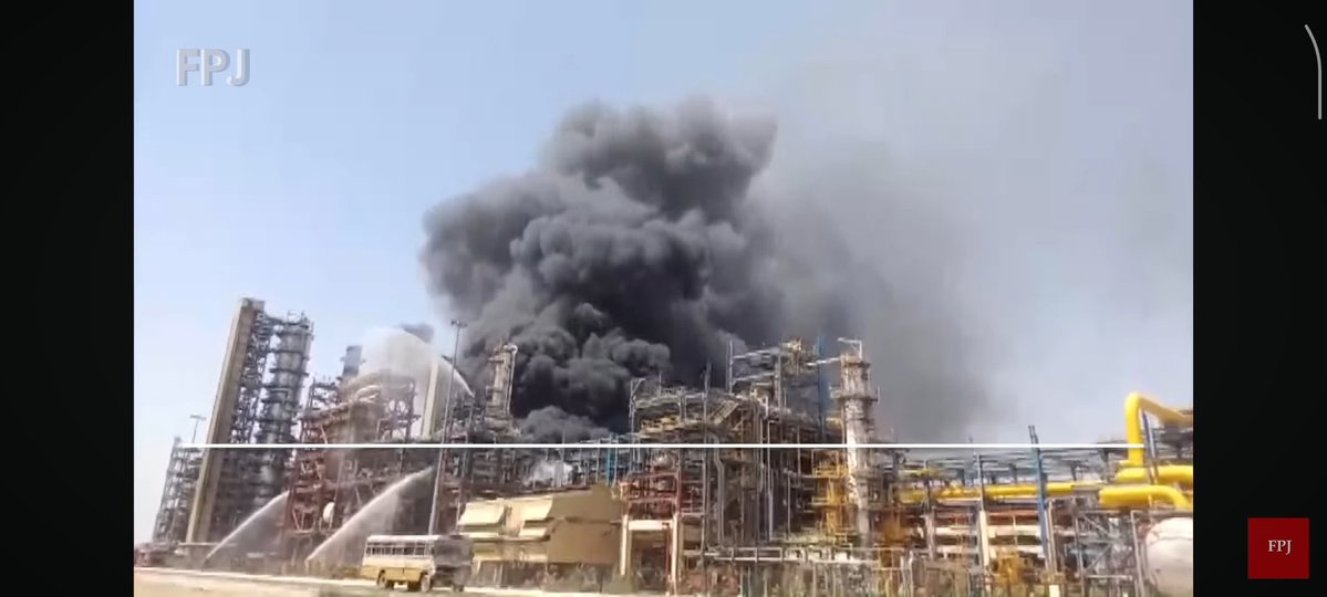 brs2643's tweet image. 🔴 Saatler önce Hindistan'da Petrol rafinerisinde yangın çıkmıştı. 

Eş zamanlı olarak Romanya elektrik santrallerinde patlama oldu.

#sondakika #oil #war #usa #iran