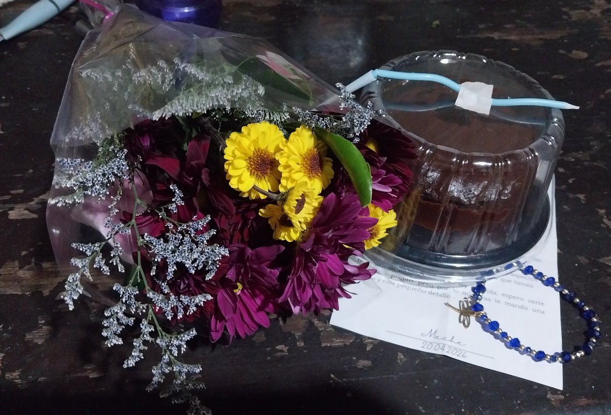 q cierto es q lo que para un vato es lo máximo, para tus amigas es un día cualquiera amándote 

Meche estando en Europa m mandó regalos y una carta 😿

(tmb agradecemos la colaboración de Isaac como intermediario)