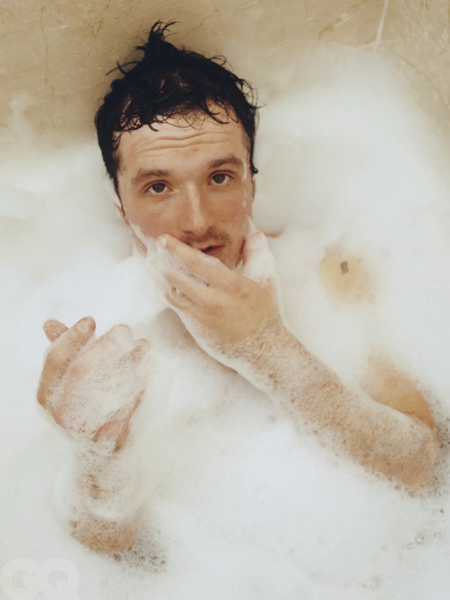 haderfluffyhair's tweet photo. Oh we where feed yesterday god dame it josh Hutcherson https://t.co/QCbb37tXFw