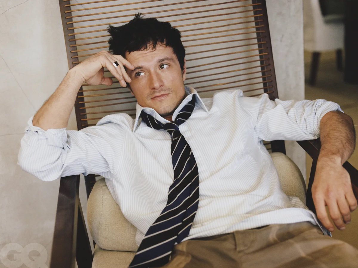 haderfluffyhair's tweet photo. Oh we where feed yesterday god dame it josh Hutcherson https://t.co/QCbb37tXFw
