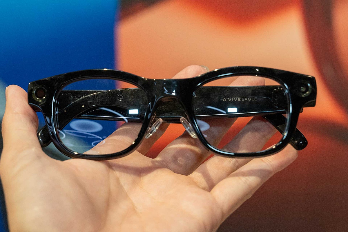 avwatch's tweet image. HTC、カメラ・スピーカー搭載“ウェアラブルAIグラス”「VIVE Eagle」日本発売 av.watch.impress.co.jp/docs/news/2103… #VIVEEagle #HTC