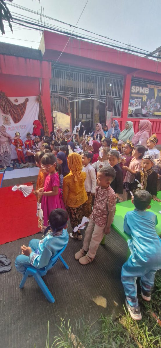 AjanGGaruk's tweet photo. @akukayaarayaaa Izin cerita ya kak. Anak gue, David Djatmika, Autism boy 5 tahun.
Pagi td sbg org tua kadang, suka, ah andai gue punya uang, anak gue tadi kartinian sewa costum.
Sayangnya hari ini kondisi keuangan belum balik stabil. Hebatnya ni bocah satu, gak tantrum &amp; mau ikut acara. https://t.co/wfjvgangDT