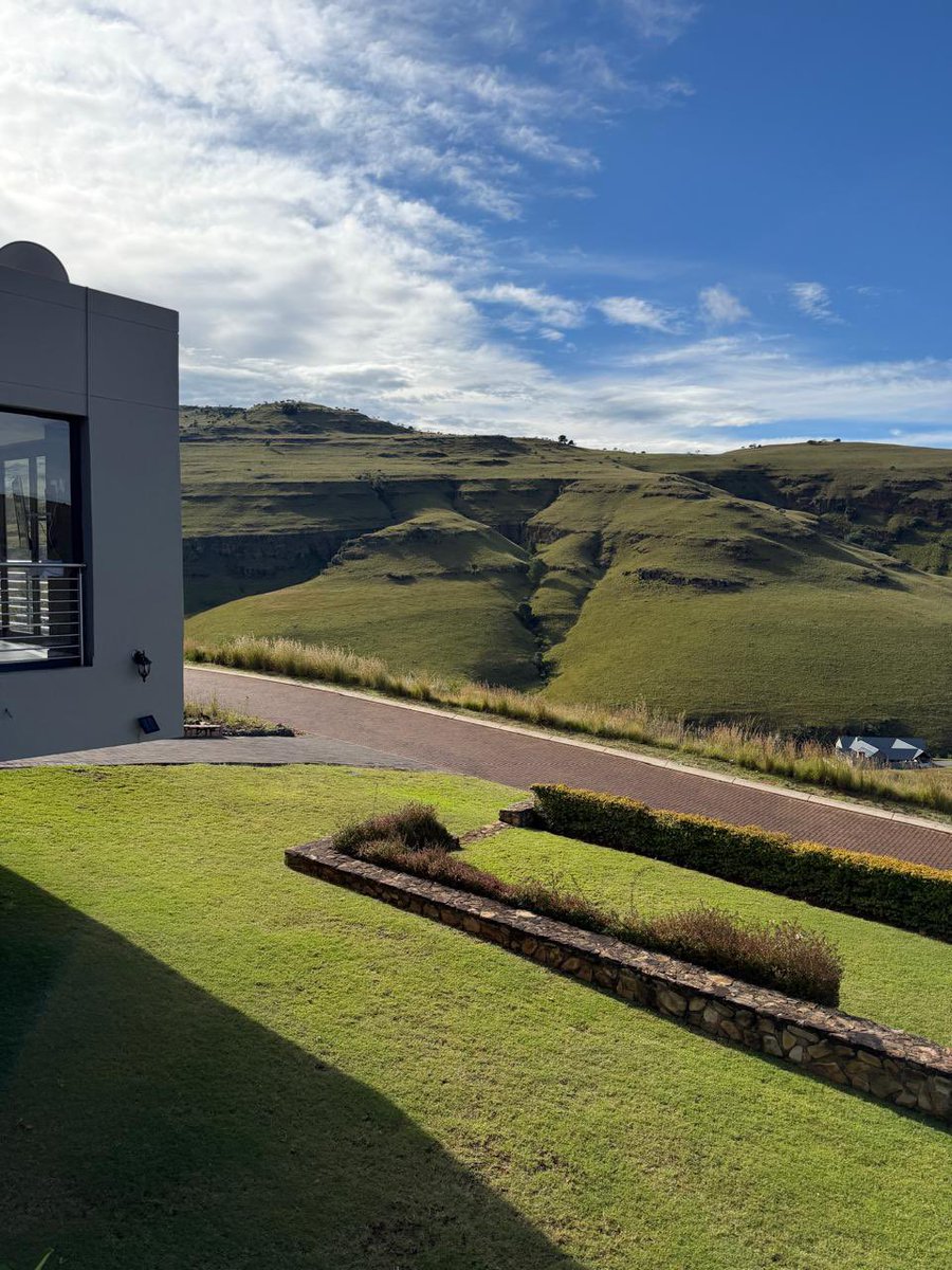 BongsMahlangu_'s tweet photo. Yoh bafazi, our trip has officially come to an end… 🥹 what a beautiful experience ezintabeni ✨ peaceful, refreshing and best of all… no rats in sight 🐀🤣 https://t.co/4Fy77R1LyO