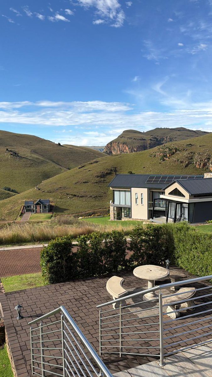 BongsMahlangu_'s tweet photo. Yoh bafazi, our trip has officially come to an end… 🥹 what a beautiful experience ezintabeni ✨ peaceful, refreshing and best of all… no rats in sight 🐀🤣 https://t.co/4Fy77R1LyO