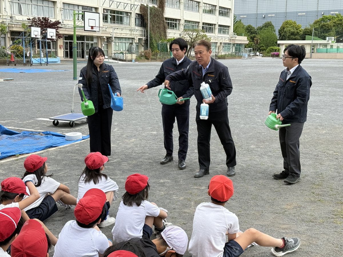 solterra_group's tweet photo. 社会科見学に来てくれてた新河岸小学校のみんなが、田んぼの土づくりに #TOKYO8 を使ってくれたよっ♪😊

新入社員3人も一緒に使い方をお伝えしながら、みんなで取り組んだんだっ🙌
元気なお米に育ってくれるように、ソルちゃんも応援してるよっ♪🌾✨ 

#社会科見学 #食育 #稲作 #地域貢献 #太陽油化 https://t.co/q51IQvcp31
