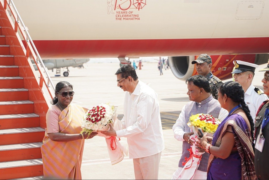 otvkhabar's tweet image. #ଫଟୋରେ_ଖବର
ଝାରସୁଗୁଡା ବିମାନ ବନ୍ଦରରେ ରାଷ୍ଟ୍ରପତି ଦ୍ରୌପଦୀ ମୁର୍ମୁଙ୍କୁ ସ୍ବାଗତ କରୁଛନ୍ତି ରାଜ୍ୟପାଳ ଡ. ହରିବାବୁ କମ୍ଭମପାଟି ଓ ମୁଖ୍ୟମନ୍ତ୍ରୀ ମୋହନ ମାଝୀ।
#President #PresidentOfindia #Governer #OdishaGoverner #HariBabuKambhampati #MohanMajhi #Odisha #OTV