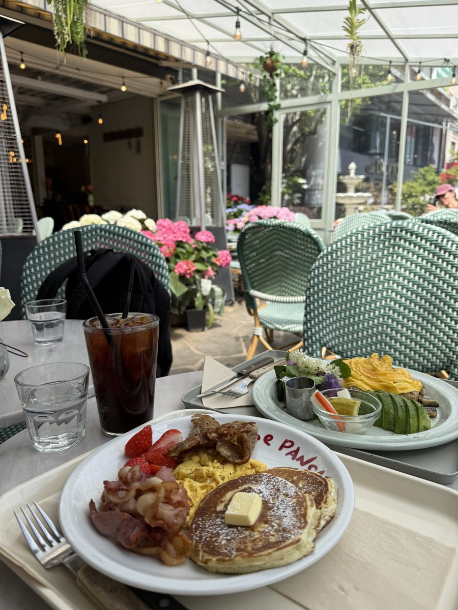 SaeyeonYoo's tweet photo. Task 2 
#HUFSBizCom 
Before heading to a cafe to study during exams, I always get my favorite brunch — it honestly makes me way more productive.  
I’m addicted to pancakes 🥞 https://t.co/xv7TAbkXW2