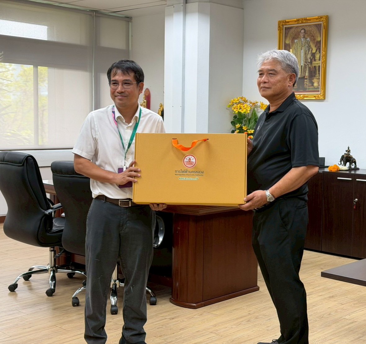 mea_news's tweet photo. MEA ร่วมแสดงความยินดี เนื่องในโอกาสเข้ารับตำแหน่งรองผู้อำนวยการสำนักการโยธา
อ่านเพิ่มเติม คลิก: https://t.co/Q9IYc4kVUn
#MEA #การไฟฟ้านครหลวง #พลังงานเพื่อวิถีชีวิตเมืองมหานคร #สำนักการโยธา #MEAStakeholder https://t.co/InYHLA7ewq