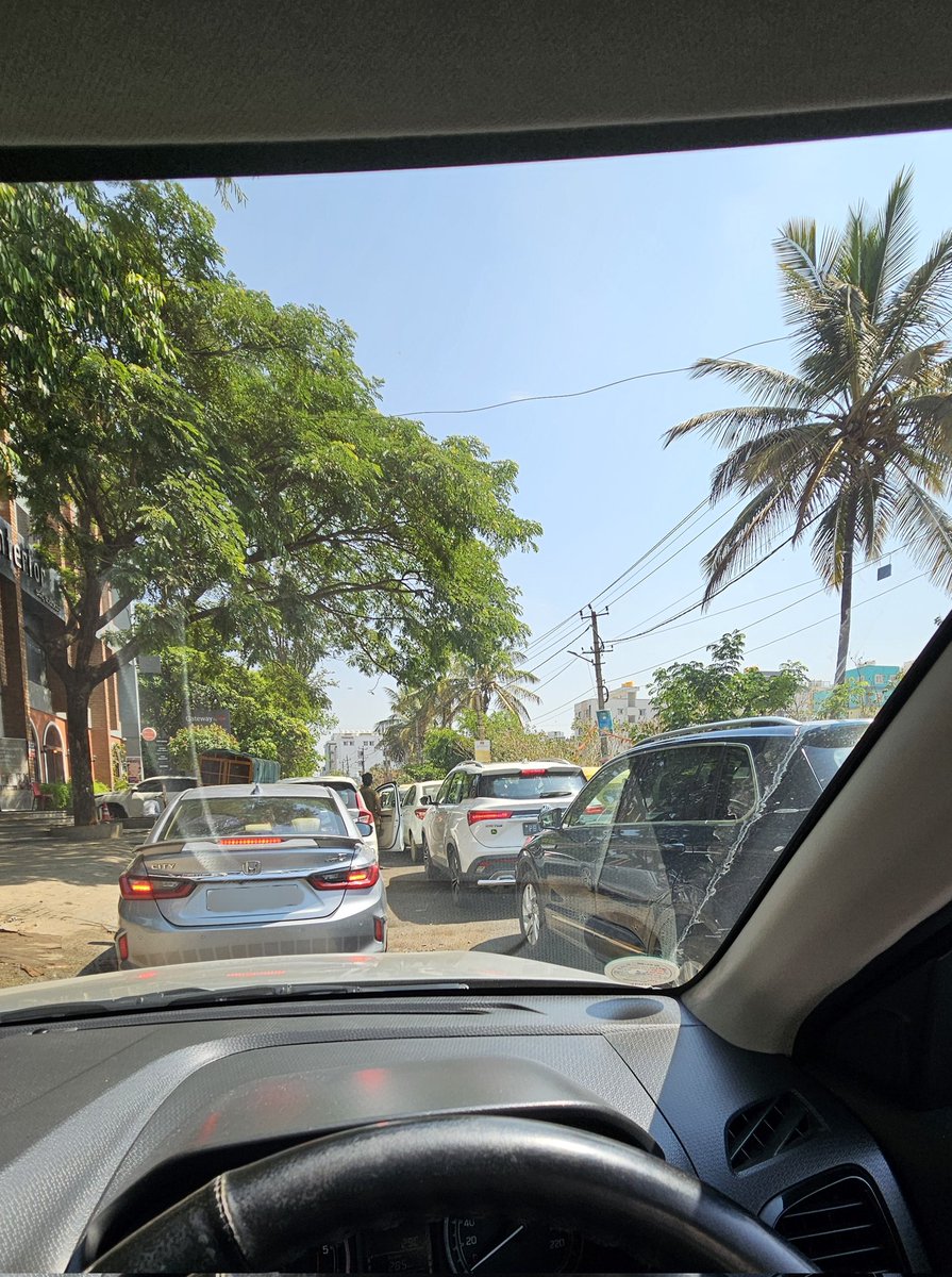 pratikrvora's tweet photo. This is Siddapura-Nallurahalli Road at 9.30 am. Educated professionals making one-sided 3 lanes on a 2 lane road to avoid being late. If all maintain lane discipline, it will save time. Ended up spending 1 hour for a 500 mtr stretch.Need divider on this road @wftrps @acpwfieldtrf https://t.co/CfaYDaniPs
