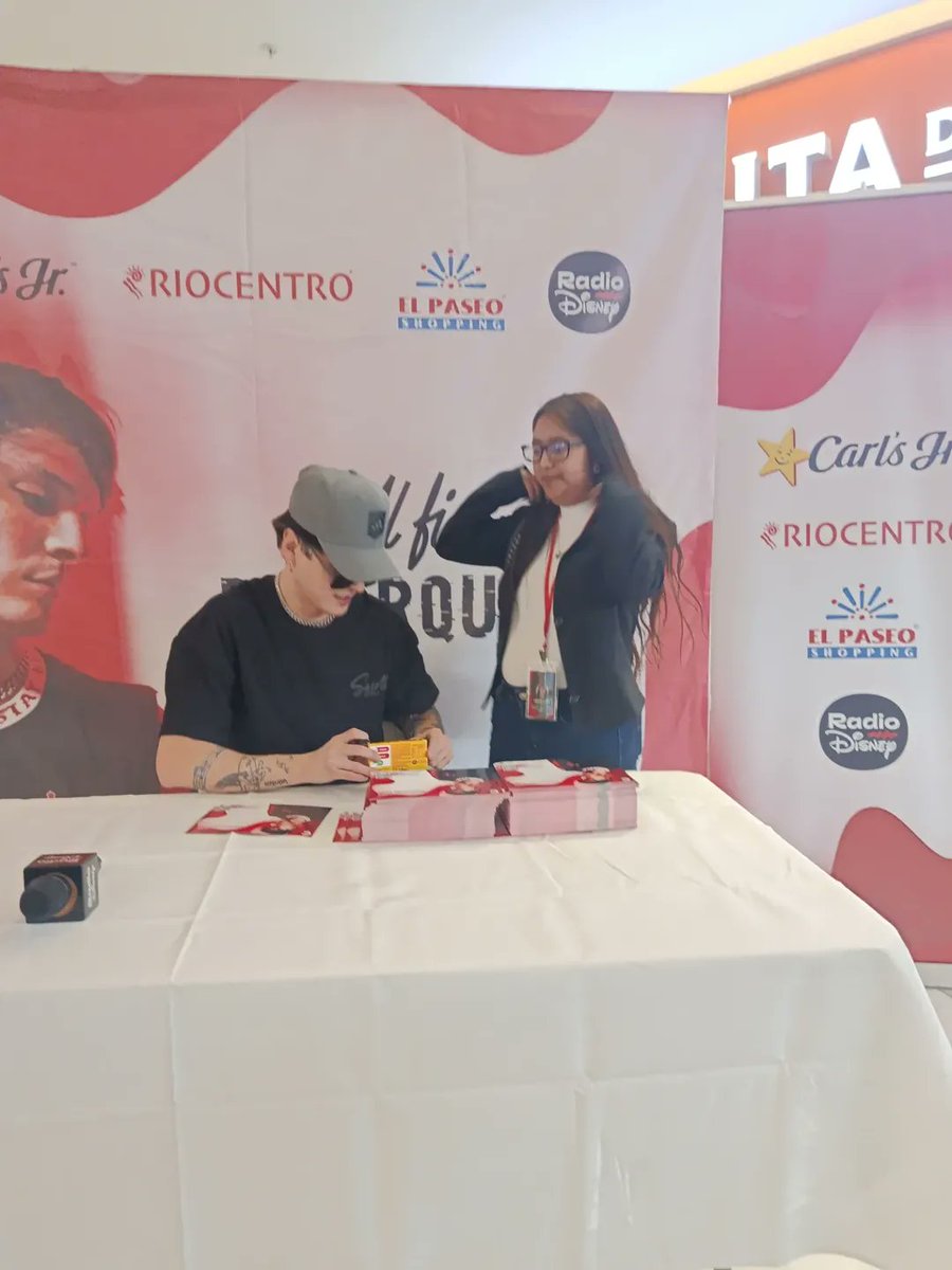 chrisveleznews's tweet photo. Christopher junto a una fan en la firma de autógrafos 🇪🇨❤️

©️: lorecris5

#ChristopherVelez https://t.co/BhnhO6MtKX