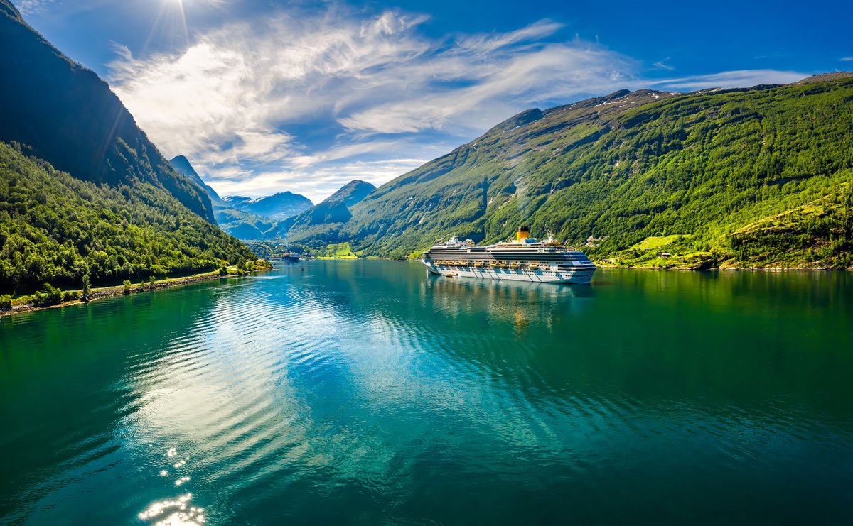 BaLo11's tweet photo. @ajlamesa This is Norway my native country, can you beat this?  Somehow I doubt it. https://t.co/CZV9dZlAT6
