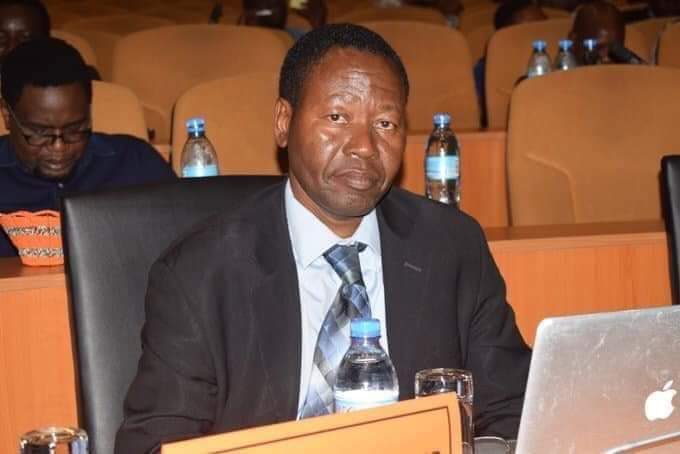 HildaNewton21's tweet photo. ANAANDIKA MWANASHERIA MKUU WA CHADEMA 

DR. @rugemeleza 

Kwa vyovyote itakavyotolewa na kusema Tume ya Jaji Chande Othmani Juu ya Vurugu na Mauaji ya October 29, 2025 ni batili na haramu tokea ilipoundwa. Kwa sababu zifuatazo:

1. Imeundwa na Samia Suluhu Hassani ambaye ndiye mtuhumiwa namba Moja kwani ndiye alitoa amri ya kuwapiga risasi waandamanaji na watu ambao hawakuwa waandamanaji. 

2. Samia alisema wakati wa Kampeni haramu za Udanganyifu Mkuu kuwa wanaosema hakutakuwa na uchaguzi wakumbuke kuwa yeye ndiye Amiri Jeshi Mkuu na kuwa hakutakuwa na nywinywi wala nywinywinywi. 

3. Waandamanaji hawakuwa na silaha za moto ajabu yake walipigwa risasi kinyume kabisa na taratibu za kimataifa na nchi yetu za kukabiliana na waandamanaji ambazo ni matumizi ya mabomu ya machozi, maji ya kuwashawasha, hewa ya pilipili na ikilazimika risasi za plastiki. 

4. Kuwekwa kwa zuio la kutoka nje na kutembea lililotangazwa na IGP Camillius Wambura ilikuwa kinyume Cha Sheria kwani hana mamlaka hayo.

5. Kuzimwa Kwa mtandao wa intaneti kwa siku sita ilikuwa kinyume Cha Sheria. Kwa kuzimwa kwake mauaji mengi yalitokea na yalisababisha watu kutokupata taarifa za kiwakati juu ya maovu makubwa yaliyofanywa na vyombo hivyo vya dola.

6. Kuzimwa kwa mtandao na zuio la kutoka nje sehemu nyingi za nchi yetu ilimaanisha hata wafanyakazi na mawakala wa Tume ya Udanganyifu Mkuu ya Jacobs Mwambegele haikuwa na uwezo wa kupata matokeo ya uchaguzi huo haramu. Ajabu yake Mdanganyifu huyo Mkuu asiyeheshimu kazi na maadili ya ujaji akatangaza matokeo kama kwamba uchaguzi ulifanyika na kura kuhesabiwa na matokeo kutangazwa katika Kila kituo na hatimaye kutumwa kwa Tume hiyo haramu!

7. Stargomena Tax ambaye alikuwa Waziri wa Ulinzi katika serikali ya Samia wakati wa udanganyifu huo ni mjumbe katika Tume hiyo ya Chande! Ni kanuni ya kisheria na haki kuwa huyu ana mgogoro wa kimaslahi na ni sehemu ya waliopaswa kuchunguza imekuwaje akageuka kuwa mchunguzi. 

8. Jaji Othmani Chande na Jaji Ibrahimu Juma wanajua, kama wajuavyo wanasheria na wasomi wote, kuwa huwezi ukawa hakimu au muamuzi katika kesi yako mwenyewe(Nemo judex in causa sua) sasa imekuwaje wawe katika Tume ambayo ina kasoro hii kubwa? Je, si inafahamika kuwa pale Tume inapokuwa na kasoro hiyo yote iliyoyafanya hata kama ni mazuri, kisheria Huwa batili?

9. Wakati Tume inaanza kazi Samia ametoa matamshi ya kuingilia kati au kutoa majibu kwa Time ikiwa ni pamoja na kusema "nguvu iliyotumika ilikuwa sahihi" na kuwa "kwa nini wazazi hamkuwazuia watoto wenu kutoka nje?". Sasa hapo nini kinachunguzwa?

10. Tume ilizuia uwazi wa watu waliotoa maelezo yao kwa kuvikataza vyombo vya habari kuendelea kutoa maelezo ya waathirika wa mauaji hayo ya kinyama yaliyofanywa na vyombo vya dola. Kukosekana kwa uwazi ulikuwa mkakati wa kuleta giza na kuzuia ukweli wa mauaji hayo kufahamika na hivyo kile kitakachosemwa na Tume kuwa eti ndicho kilichosemwa na waathirika kichukuliwe kuwa ni cha ukweli. 

11. Tume yenyewe imeanza kampeni ya kuuandaa umma kupokea ripoti yake na imekuwa na wasemaji wake. Hiyo inaashiria nia mbaya ya Tume hiyo.

Ni kwa msingi na sababu hizo nasema kuwa Tume hiyo ni batili na chote kitakochotolewa nayo ni batili.